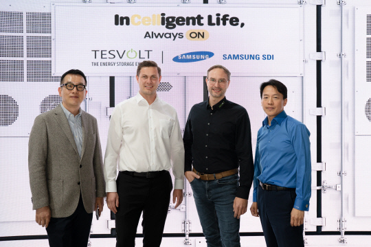 김현욱 (왼쪽부터) 삼성SDI ESS영업그룹장 상무와 지몬 샨더르트 테스볼트 CTO, 다니엘 한네만 테스볼트 CEO, 이종석 삼성SDI 유럽법인 상무가 ) '인터배터리 유럽 2025' 삼성SDI 전시장에서 기념 사진을 찍고 있다. 삼성SDI 제공.